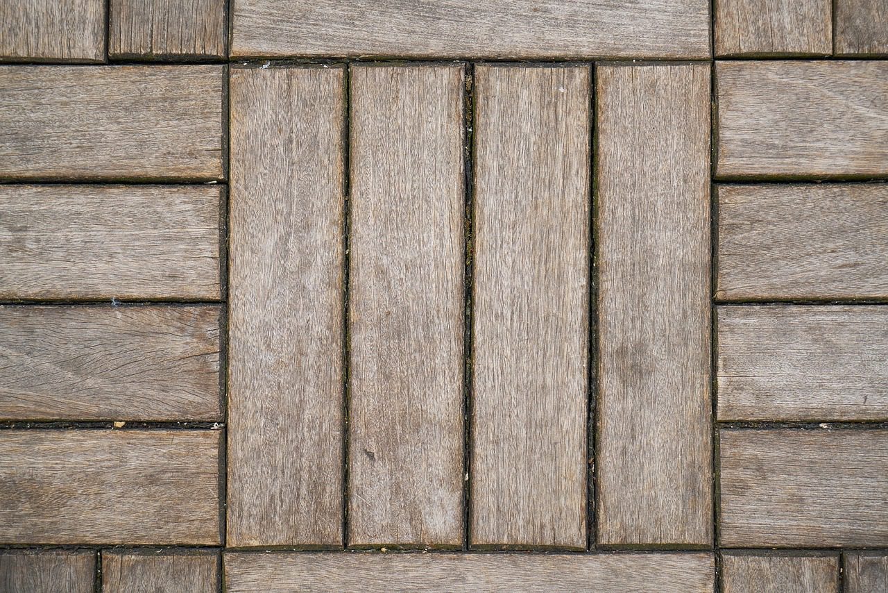 Mosaikparkett verlegen: Detailaufnahme einzelner Stäbchen auf dem Boden