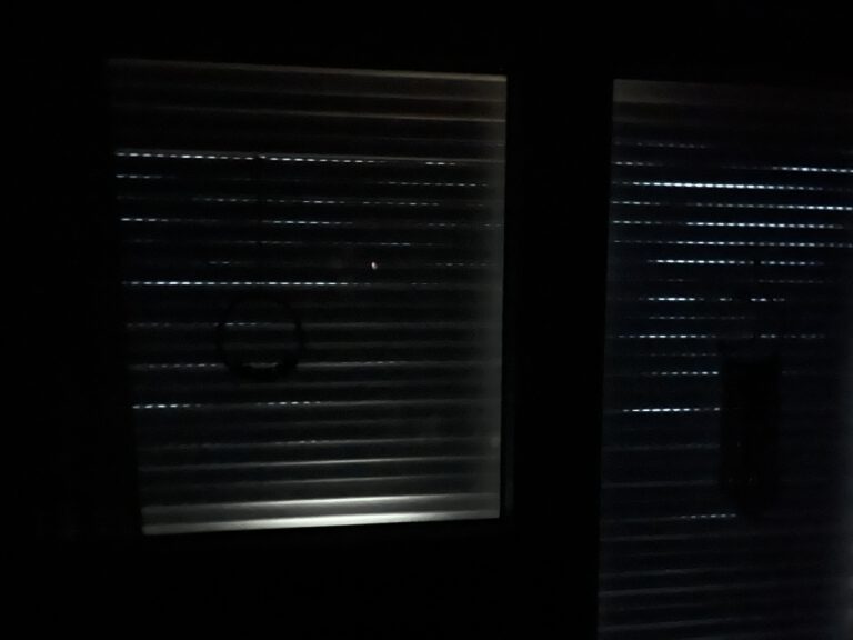 Rollladen mit sichtbarem Lichtdurchlass zwischen den Lamellen