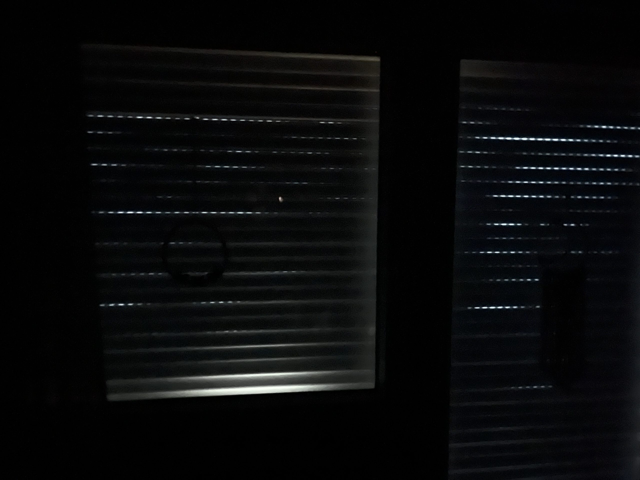 Rollladen mit sichtbarem Lichtdurchlass zwischen den Lamellen