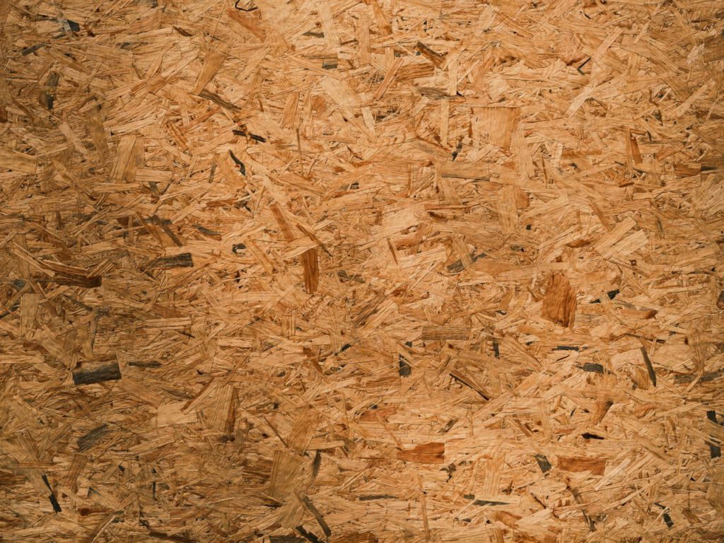OSB-Platte aus Holzspänen als Baustoff mit Blick auf mögliche Auswirkungen auf die Raumluft