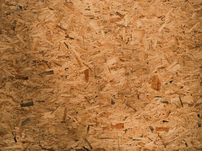 OSB-Platte aus Holzspänen als Baustoff mit Blick auf mögliche Auswirkungen auf die Raumluft