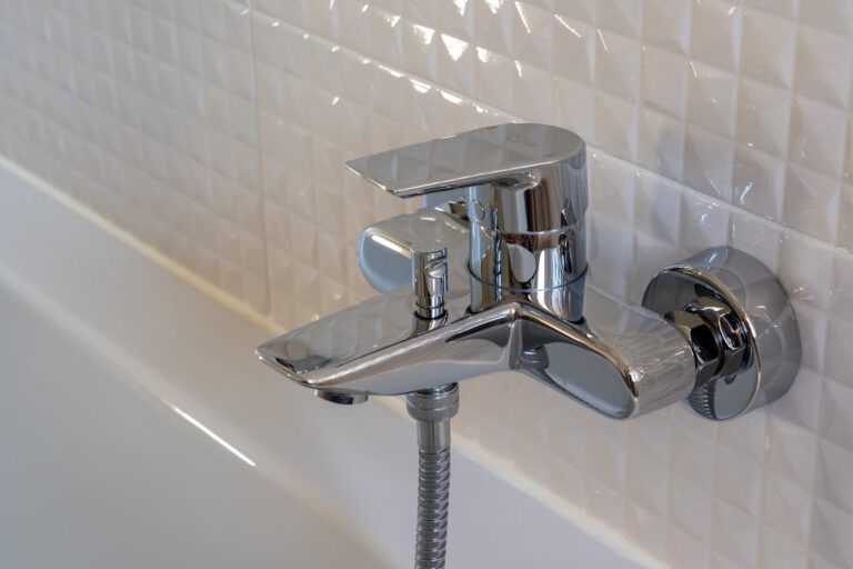 Silikonfugen im Badezimmer nach dem Verfugen ausreichend lange warten
