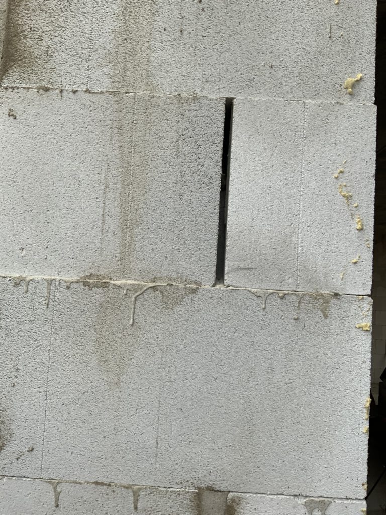 Porenbetonwand im Rohbau mit klar erkennbarer Struktur der Porenbeton – moderne, leichte Bauweise für energieeffiziente Häuser.