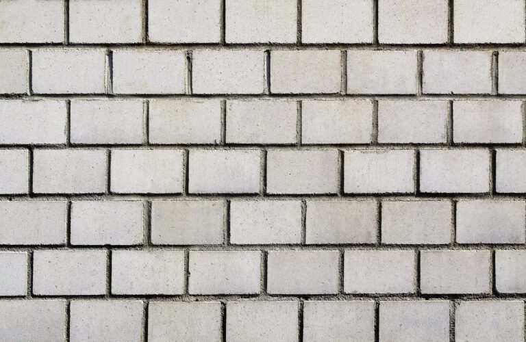 Kalksandstein Wand mit gleichmäßigen Fugen – typisches Mauerwerk aus hell-grauen Kalksandsteinen