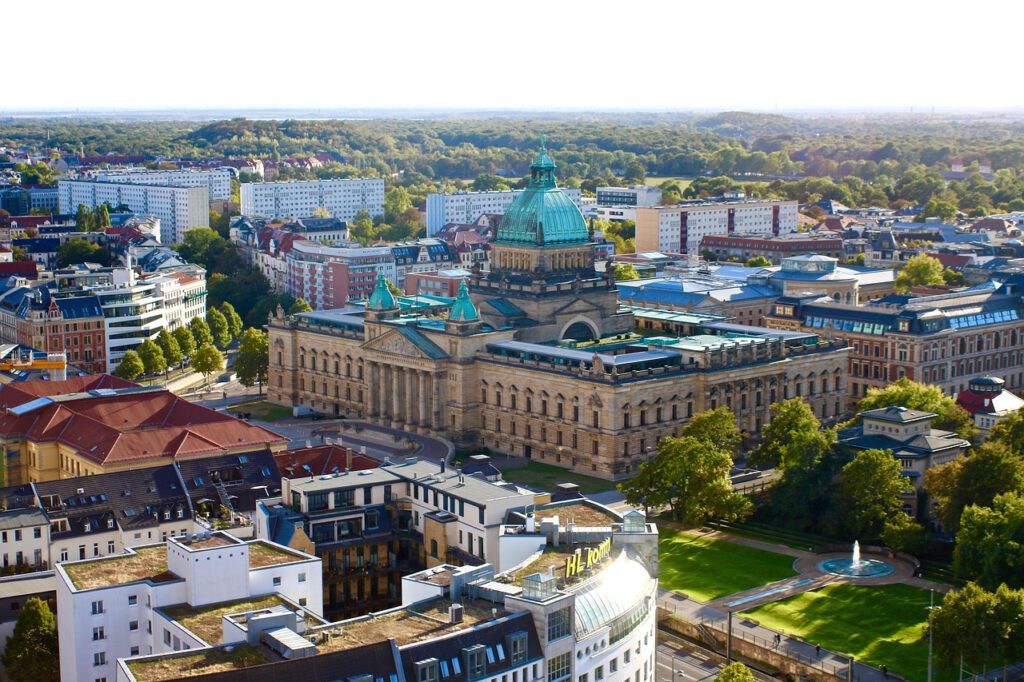 Luftaufnahme von Leipzig als Symbolbild für Randdämmstreifen Leipzig und fachgerechten Estrichbau in Neubauten und Sanierungsprojekten.