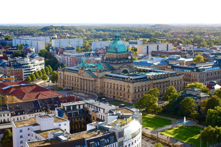 Luftaufnahme von Leipzig als Symbolbild für Randdämmstreifen Leipzig und fachgerechten Estrichbau in Neubauten und Sanierungsprojekten.