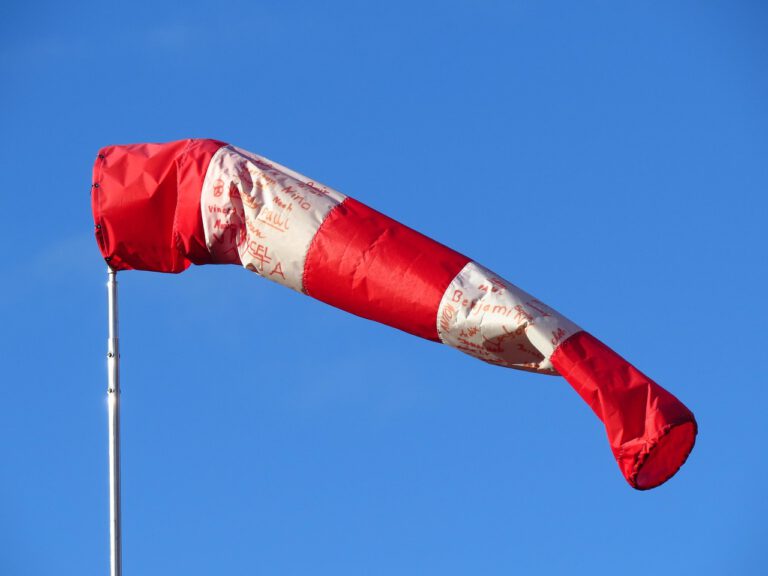 Windsack im Wind als Symbol für die Vorteile vom luftdichten Bauen und die Vermeidung von unkontrollierten Luftströmungen in Gebäuden.