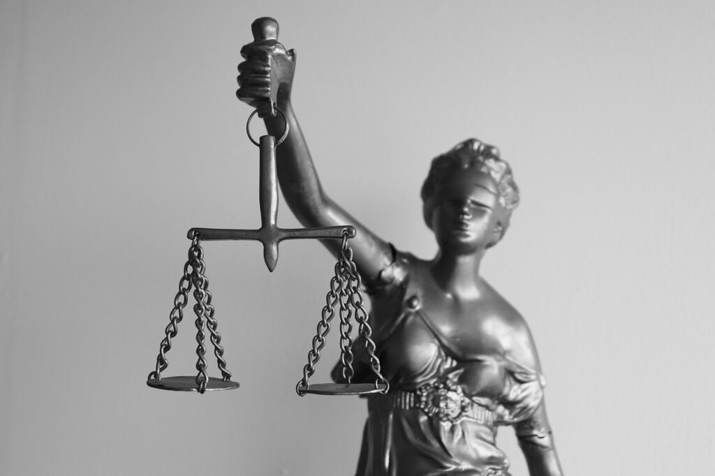 Justitia mit Waage, Symbol für Recht und Fairness im Bauvertrag, passend zum Thema Voraussetzungen für den Baubeginn.
