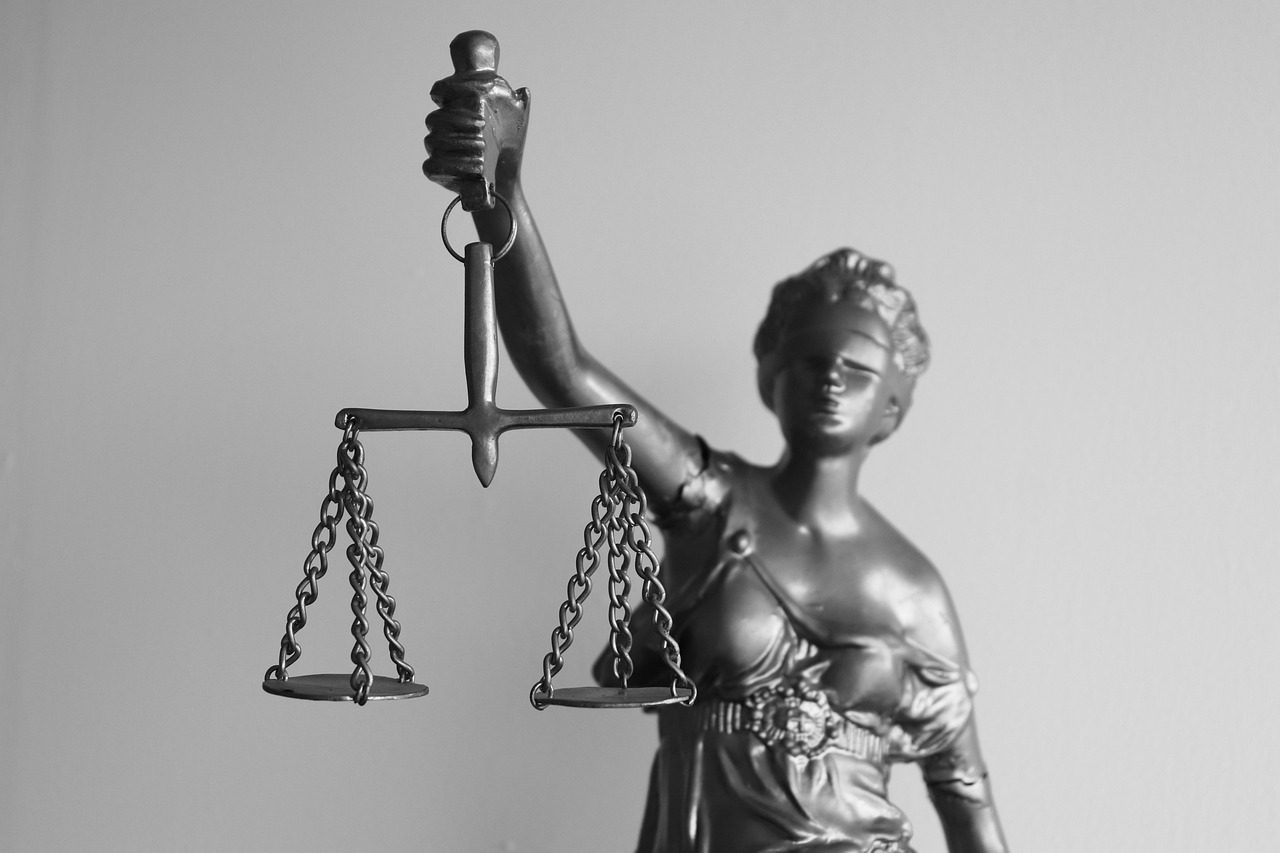 Justitia mit Waage, Symbol für Recht und Fairness im Bauvertrag, passend zum Thema Voraussetzungen für den Baubeginn.