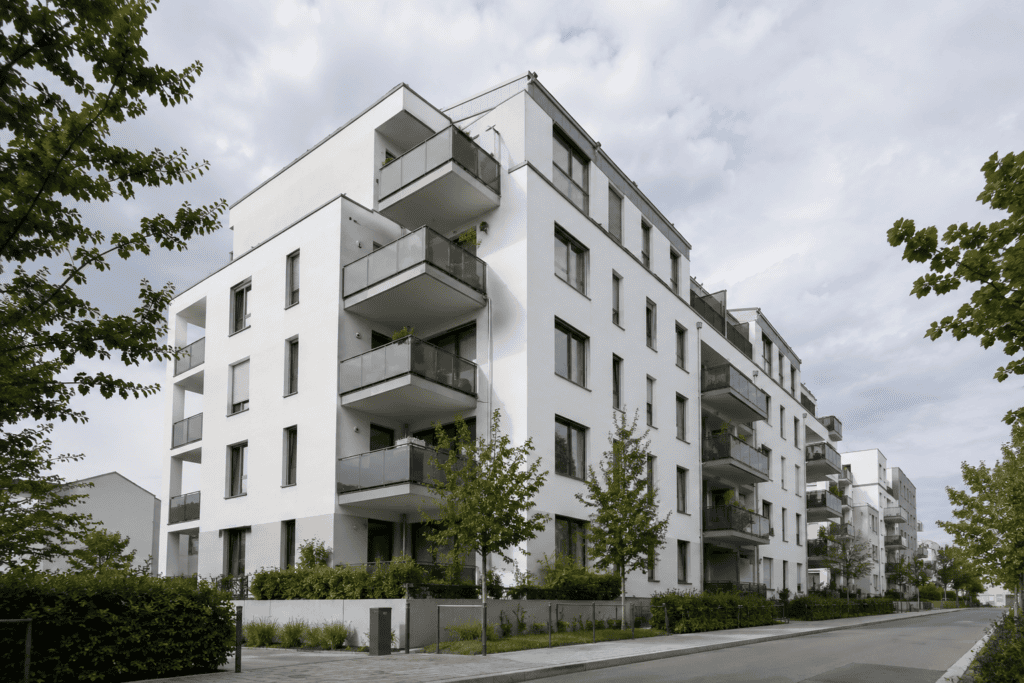 Mehrfamilienhaus mit Balkonen – Abgrenzung von Sondereigentum und Gemeinschaftseigentum