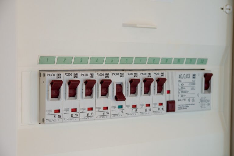 Moderner Sicherungskasten mit FI-Schutzschaltern und Leitungsschutzschaltern bei der E-Check-Prüfung