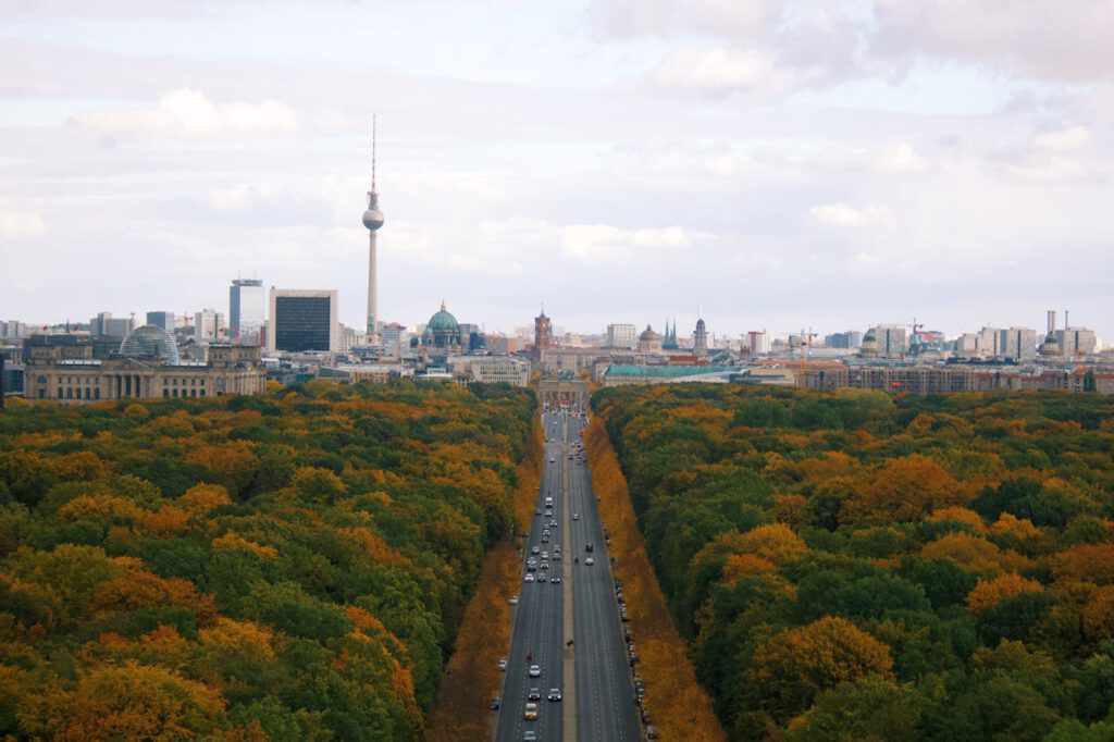 Baugutachter Kosten Berlin: Skyline von Berlin über einem Park als Symbol für den Immobilienkauf 2026.