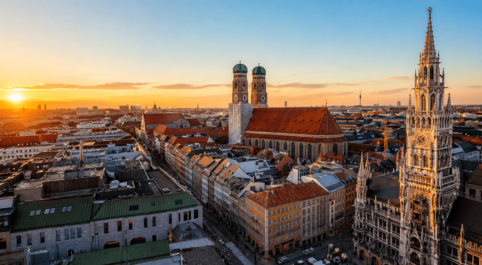 Skyline von München mit Frauenkirche und Altstadt im Sonnenuntergang – Immobilienmakler München für Kauf und Verkauf von Immobilien