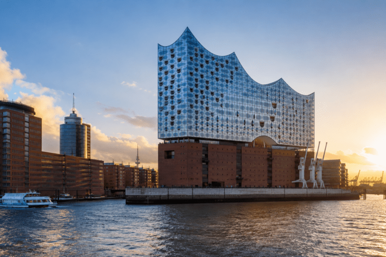 Elbphilharmonie und Hamburger Hafen bei Sonnenuntergang – Symbolbild für Immobilienpreise Hamburg