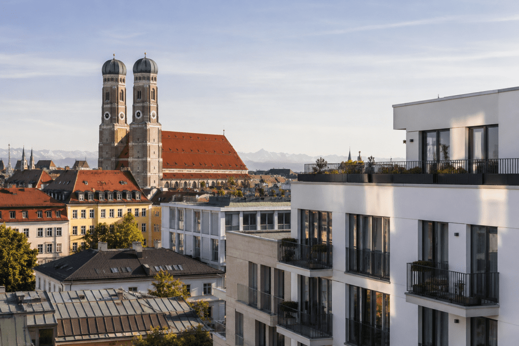Münchner Skyline mit Frauenkirche und modernem Neubau – Symbolbild für Baugutachter München