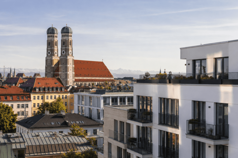 Münchner Skyline mit Frauenkirche und modernem Neubau – Symbolbild für Baugutachter München