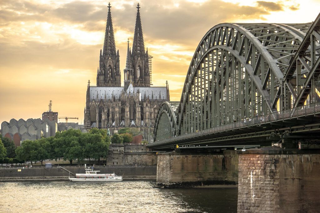 Kölner Dom und Hohenzollernbrücke am Rhein – Symbolbild für Baugutachter Köln und Immobilienbewertung