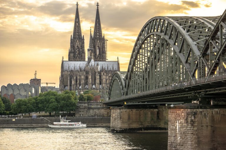 Kölner Dom und Hohenzollernbrücke am Rhein – Symbolbild für Baugutachter Köln und Immobilienbewertung
