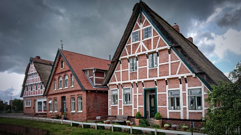 Historische Fachwerkhäuser und Altbauten in einer norddeutschen Straße, als Symbol für Altbau Kaufen.