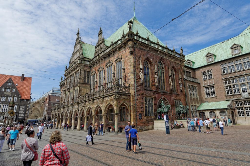 Bremer Rathaus am Marktplatz mit Passanten – Symbol für den attraktiven Immobilienmarkt Bremen 2026
