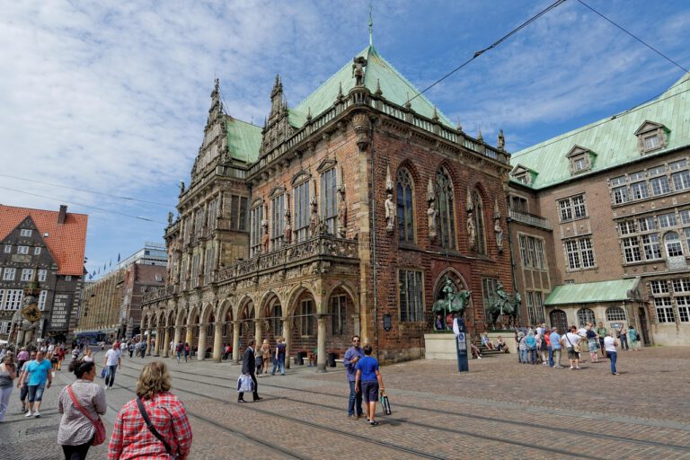 Bremer Rathaus am Marktplatz mit Passanten – Symbol für den attraktiven Immobilienmarkt Bremen 2026