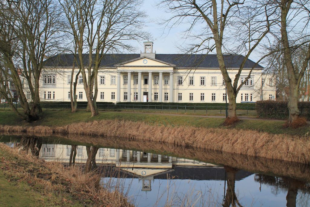 Historisches Gebäude in Oldenburg als Symbol für die Arbeit eines Baugutachters in Oldenburg bei Immobilienbewertungen, Bauschadengutachten und Bauabnahmen.