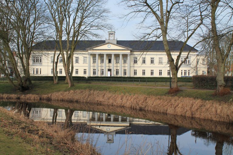 Historisches Gebäude in Oldenburg als Symbol für die Arbeit eines Baugutachters in Oldenburg bei Immobilienbewertungen, Bauschadengutachten und Bauabnahmen.