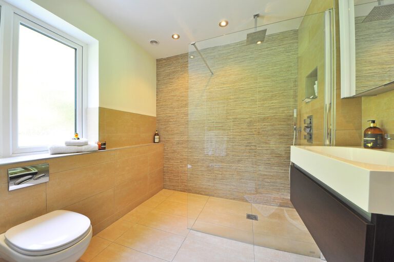 Modern renoviertes Badezimmer mit bodengleicher Dusche als Beispiel für die Badezimmer renovieren Kosten einer hochwertigen Badsanierung.