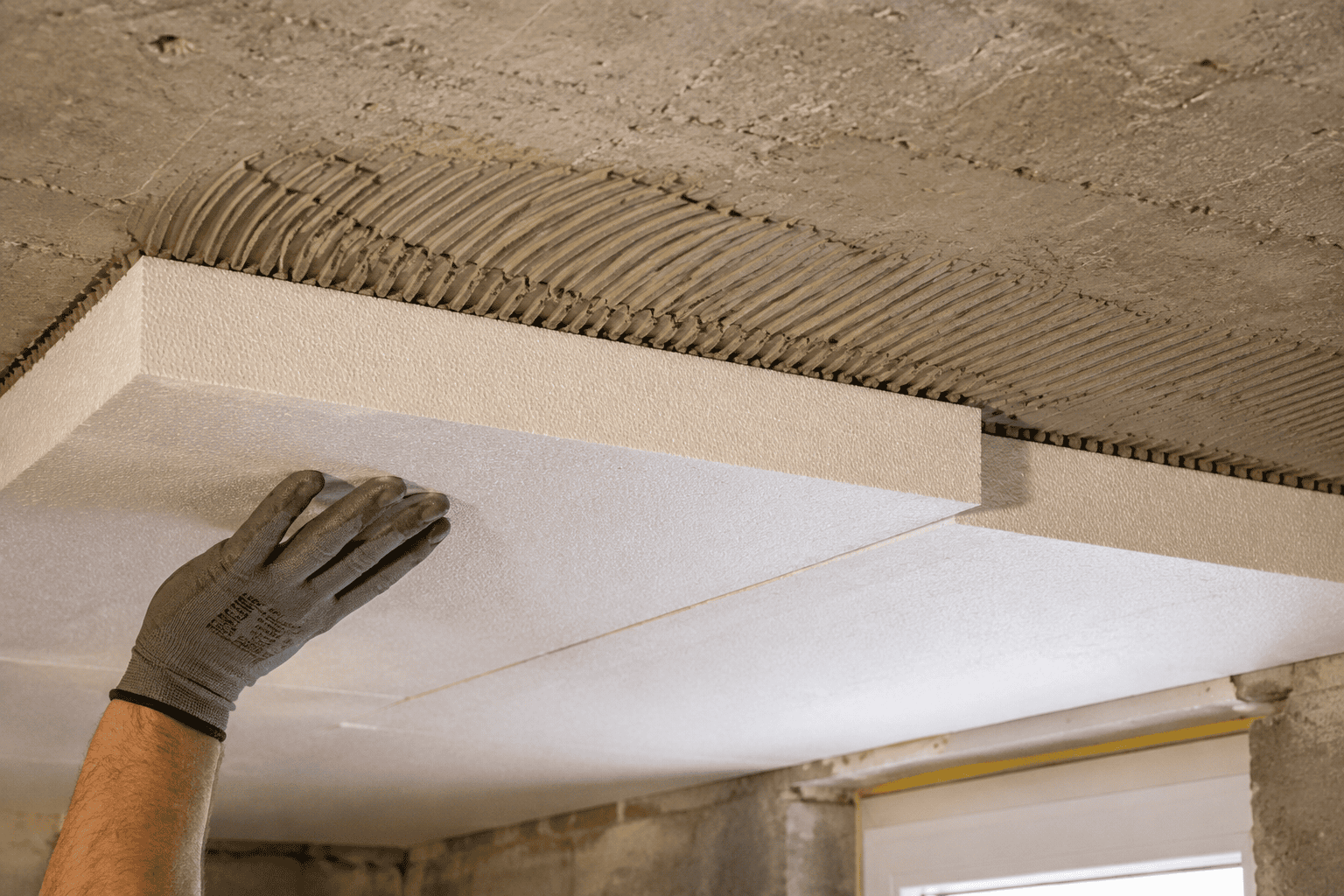 EPS-Dämmplatten werden an Kellerdecke geklebt – Kellerdecke dämmen von unten